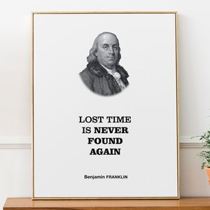 Könnte beinhalten: Ein Schwarzweißporträt von Benjamin Franklin mit dem Zitat "Verlorene Zeit findet man nie wieder." darunter. Das Zitat ist in fettem Schwarz gedruckt.
