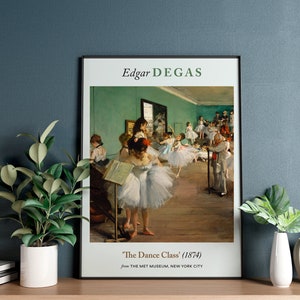 Pu&ograve; includere: Una stampa incorniciata di un dipinto di Edgar Degas intitolato "La Classe di Danza" (1874). Il dipinto raffigura una classe di danza con ballerine in tut&ugrave; bianchi e un insegnante in un abito grigio.