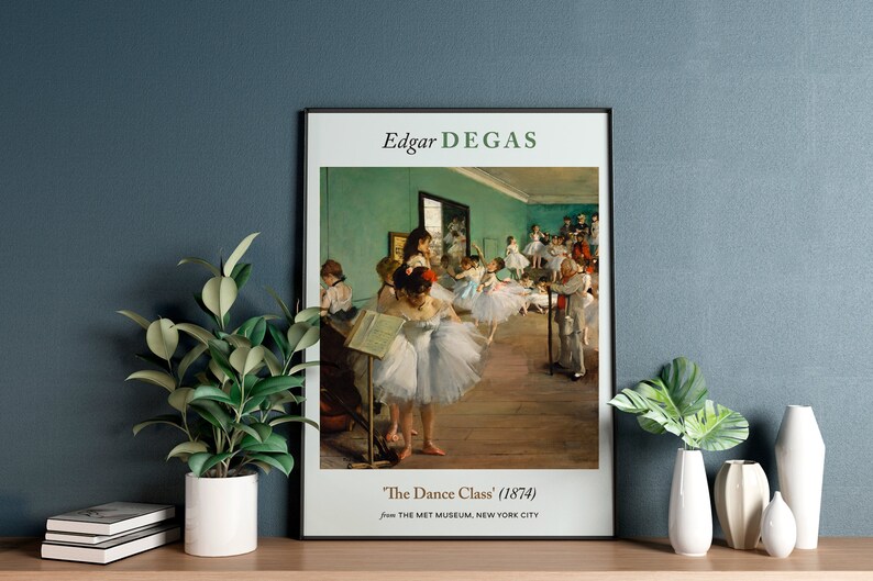 Pu&ograve; includere: Una stampa incorniciata di un dipinto di Edgar Degas intitolato "La Classe di Danza" (1874). Il dipinto raffigura una classe di danza con ballerine in tut&ugrave; bianchi e un insegnante in un abito grigio.