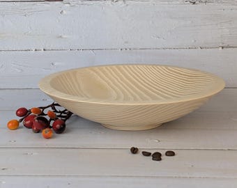 Handgedraaide essenhouten kom – 22,5 cm met schorsonderkant