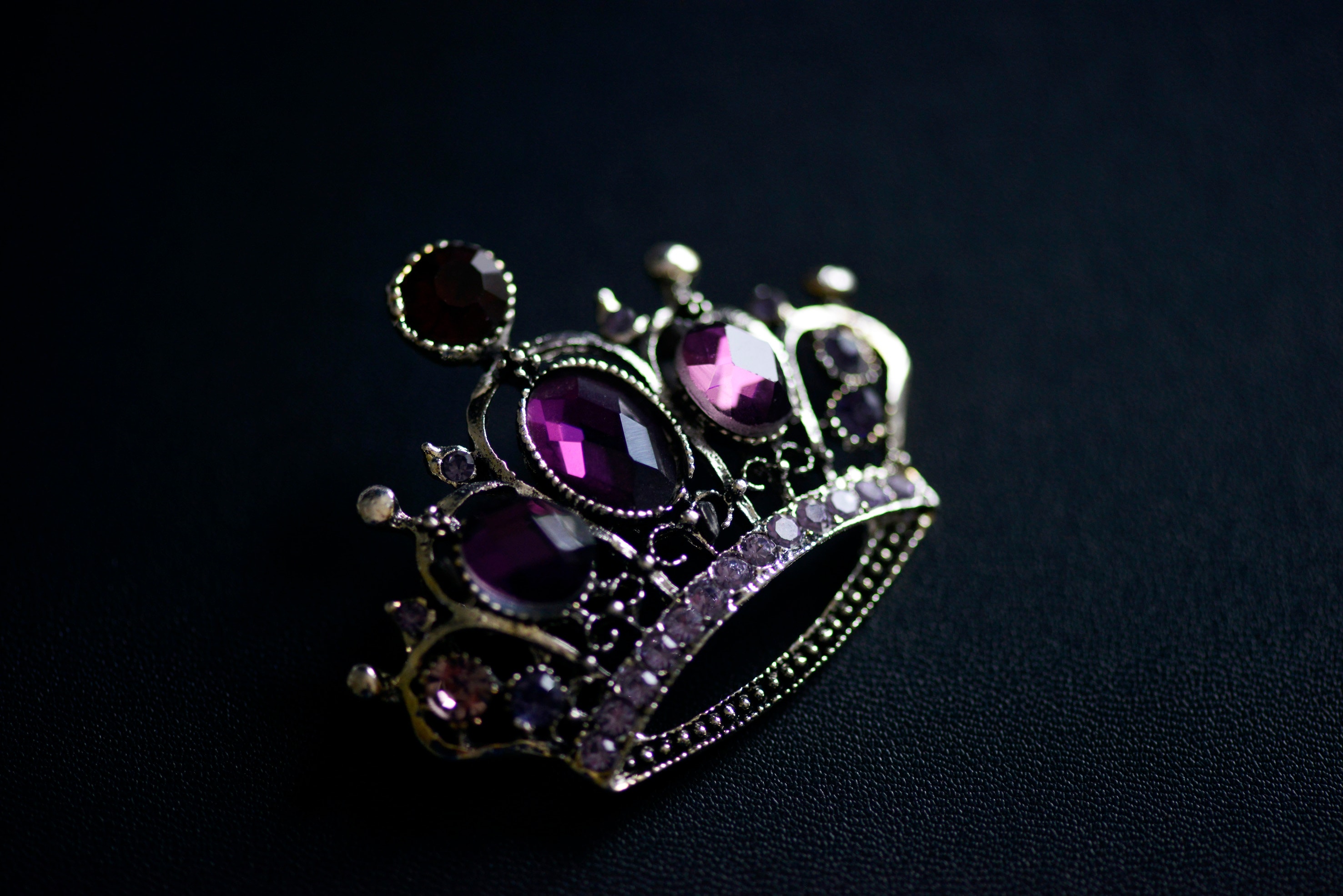 Broche en forme de couronne avec strass Doré