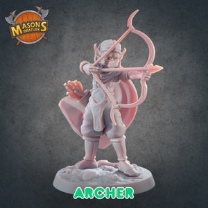 Puede incluir: Una miniatura de arquero elfo impresa en 3D, pintada en color rosa claro, sosteniendo un arco y una flecha. La miniatura está de pie sobre una base redonda con la palabra "ARCHER" impresa en ella.