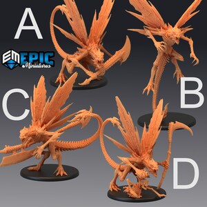 Puede incluir: Cuatro detalladas miniaturas de color marrón anaranjado, de criaturas aladas con largas colas segmentadas. Las criaturas tienen garras afiladas y están posadas en varias posiciones dinámicas. Las miniaturas están etiquetadas con A, B, C y D.