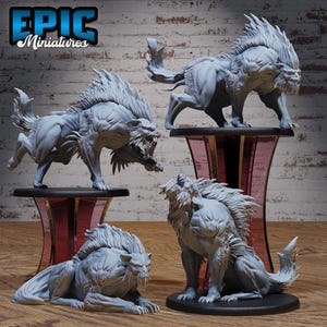 Może przedstawiać: Cztery szare, szczegółowe, miniaturowe stworzenia przypominające wilki, z ostrymi zębami i pazurami. Miniatury są ustawione w różnych dynamicznych pozach, niektóre wyją, a inne warczą. Miniatury są prezentowane na czarnych i czerwonych podstawach.