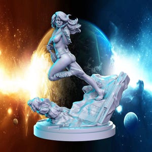 Peut inclure: Une figurine blanche peinte d'une femme dans une pose de super-héros, debout sur une base rocheuse. La figurine est placée sur un fond de nébuleuse bleue et orange.