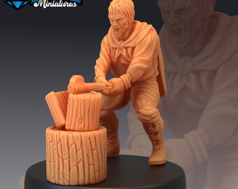 Może przedstawiać: Miniaturowa figurka osoby siekającej drewno siekierą. Figurka jest wykonana z jasnobrązowego plastiku i jest w dynamicznej pozie akcji. Figurka stoi na czarnej podstawie.