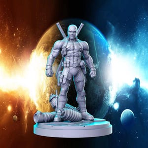 Puede incluir: Una figura gris y detallada de un superhéroe de pie sobre una base redonda. El superhéroe lleva una máscara y un traje con cinturón y bolsas. La figura se coloca sobre un fondo de nebulosa azul y naranja.