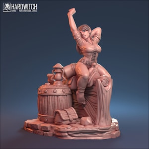 Puede incluir: Una figura miniatura pintada de una mujer con un atuendo de cuero marrón, sentada en un barril de madera y una valla de madera. La figura es parte de un juego de mesa.