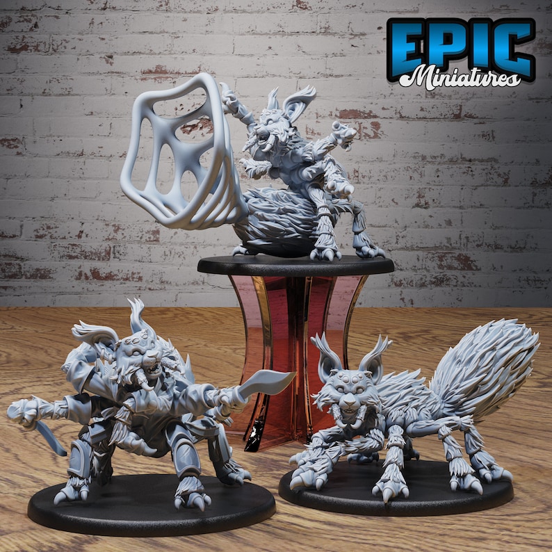 K&ouml;nnte beinhalten: Drei 3D-gedruckte Miniaturfiguren einer Kreatur mit katzenartigem Kopf und mehreren Spinnenbeinen. Die Figuren sind in hellgrau bemalt und in verschiedenen Positionen aufgestellt. Die Figuren stehen auf einer Holzoberfl&auml;che mit einem roten St&auml;nder hinter einer der Figuren. Der Text "EPIC Miniatures" befindet sich in der oberen rechten Ecke des Bildes.