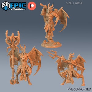 Może przedstawiać: Trzy trójwymiarowe wydrukowane miniatury demona z skrzydłami, rogami i ogonem. Demon trzyma laskę, trójząb i młot. Miniatury są wstępnie podparte i mają duży rozmiar.  SIZE: LARGE PRE-SUPPORTED