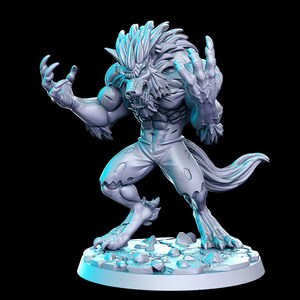 Puede incluir: Una miniatura gris de un hombre lobo impresa en 3D con una expresión de gruñido, de pie sobre una base rocosa. El hombre lobo tiene una construcción muscular y una melena de pelo hirsuta.