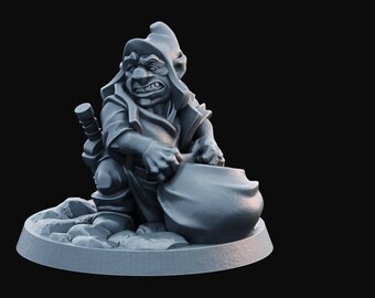 以下が含まれることがあります： 灰色で詳細なミニチュアフィギュアは、戦利品を入れた袋を持ったゴブリンです。ゴブリンはフード付きのマントを着ており、脚に短剣を付けています。