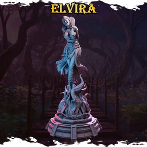 Puede incluir: Estatua detallada de una mujer atada a una estaca, con llamas en la base. La estatua es de color azul claro y presenta el texto "ELVIRA" en letras doradas en la parte superior. El fondo es una escena de bosque oscuro.