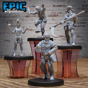 Könnte beinhalten: Vier grau bemalte Miniaturfiguren auf schwarzen Sockeln mit roten und durchsichtigen Kunststoff-Präsentationsständern. Die Figuren sind in mittelalterlicher Kleidung gekleidet und halten verschiedene Requisiten, darunter eine Flasche, eine Sense, einen Krug und Äpfel.