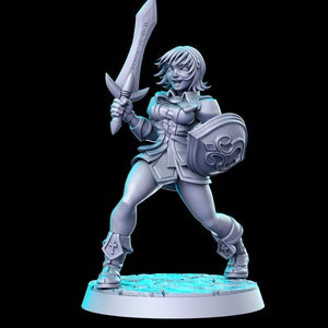 以下が含まれることがあります： 剣と盾を持った女性戦士のグレーの3Dプリントミニチュアフィギュア。フィギュアは、戦士の剣が持ち上げられ、盾が彼女の前に置かれている、ダイナミックなポーズをとっています。フィギュアはライトグレーの色でペイントされており、剣、盾、鎧のディテールは鮮明に見えます。
