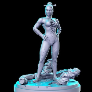 Puede incluir: Una figurita blanca pintada de una mujer con una máscara y un atuendo futurista. La figurita está de pie sobre una base circular con un diseño futurista.