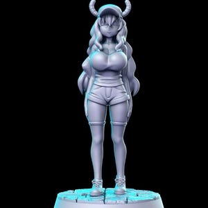 Puede incluir: Una figura impresa en 3D de color gris de un personaje femenino con cuernos, cabello largo y una gorra de béisbol. Lleva una camisa de manga corta y pantalones cortos. La figura está de pie sobre una base circular.