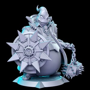 以下が含まれることがあります： 大きな丸い体を持つキャラクターのグレーの3Dプリントフィギュア。長いコートを着て、スパイクチェーンと大きな星型のシールドを持っています。キャラクターはとがった帽子をかぶり、大きく歯の見える笑顔をしています。