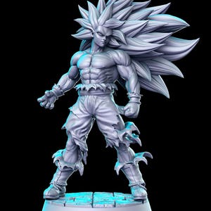 Puede incluir: Figura gris de un personaje masculino musculoso con cabello puntiagudo y fluido. La figura está en una pose dinámica, usando pantalones rasgados y muñequeras. La base es una plataforma cuadrada texturizada.