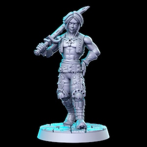 Puede incluir: Una figura en miniatura impresa en 3D de color gris de una persona que lleva un chaleco y pantalones con detalles intrincados. La persona sostiene una espada y tiene una expresión decidida en su rostro.