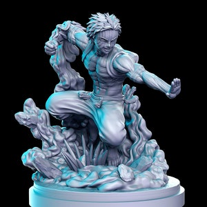 Könnte beinhalten: Eine graue Figur eines Charakters aus einer japanischen Anime- oder Manga-Serie. Der Charakter ist in einer dynamischen Kampfhaltung dargestellt, mit einem Arm nach vorne gestreckt und dem anderen Arm, der im Ellbogen gebeugt ist. Der Charakter ist von einer wirbelnden Wolke aus grauem Rauch umgeben.