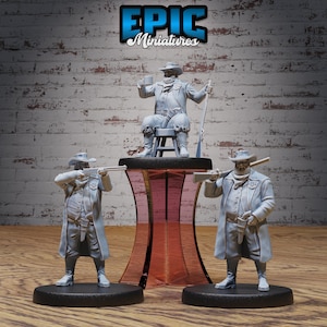 Puede incluir: Tres figuras en miniatura sin pintar de vaqueros, cada una con una pistola. Los vaqueros llevan sombreros, chalecos y abrigos largos. Las figuras están de pie sobre bases negras. Las figuras están sobre una superficie de madera. El texto "EPIC Miniatures" es visible en el fondo.