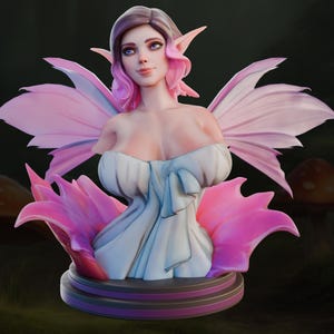 Könnte beinhalten: Eine rosafarbene Feenfigur mit großen Flügeln, die ein weißes Kleid mit Schleife trägt. Die Figur sitzt auf einem rosa Blumensockel mit einem lila und schwarzen Sockel.