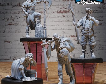 Może przedstawiać: Cztery pomalowane na szaro figurki miniaturowe na czarnych podstawach. Figurki to postać w kapturze trzymająca siekierę, kobieta z wiadrem, brodaty mężczyzna trzymający rybę i mężczyzna w kapeluszu trzymający włócznię.
