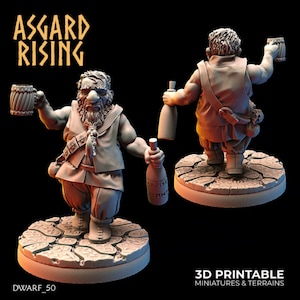 Puede incluir: Una miniatura de un enano impresa en 3D que sostiene una botella y una taza. El enano lleva una túnica y pantalones. La miniatura está sobre una base circular con textura de piedra. El texto "Asgard Rising" está en la esquina superior izquierda de la imagen. El texto "DWARF_50" está en la esquina inferior izquierda de la imagen. El texto "Miniaturas y terrenos imprimibles en 3D" está en la esquina inferior derecha de la imagen.