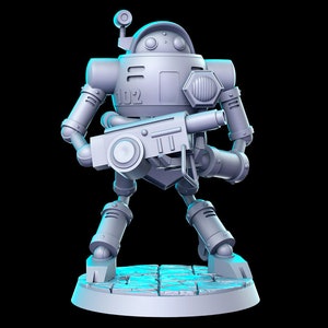 Puede incluir: Una figura gris, similar a un robot, con una gran pistola, de pie sobre una base gris con un brillo azul. El robot tiene el número "102" en su pecho.