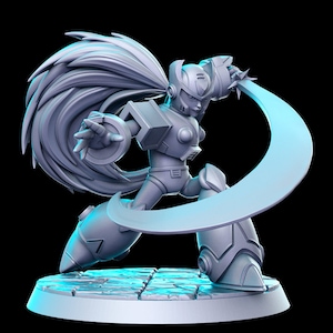 Könnte beinhalten: Eine graue, detaillierte, 3D-gedruckte Figur eines Robotercharakters mit einem langen, fließenden Pferdeschwanz. Der Roboter hält ein großes, gebogenes Schwert in seiner rechten Hand. Die Figur steht auf einem runden Sockel mit einer strukturierten Oberfläche.