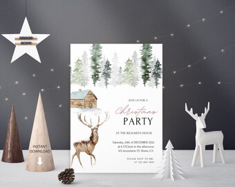 Puede incluir: Una invitación imprimible a una fiesta de Navidad con una ilustración de acuarela de una escena de bosque nevado con una cabaña y un ciervo. El texto dice "Únete a nosotros para una fiesta de Navidad en la casa de los Richard, el sábado 24 de diciembre de 2022 a las 6 de la tarde, 123 Mountains St. Home, CA. Por favor, confirma tu asistencia a Sri al 123-456-7890."