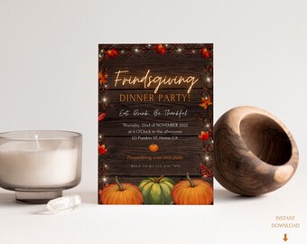 Puede incluir: Una invitación imprimible para una cena de Acción de Gracias entre amigos. La invitación presenta un fondo de madera rústico con hojas de otoño, calabazas y luces de cadena. El texto dice "Friendsgiving Dinner Party! Eat. Drink. Be Thankful. Thursday, 22nd of NOVEMBER 2022 at 6 O'Clock in the afternoon 123 Pumkin ST, Home, CA Please bring your own plate PSVP TO BL123-4567891"