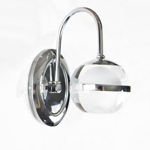 Applique murale minimaliste en acrylique : globe lumineux chromé