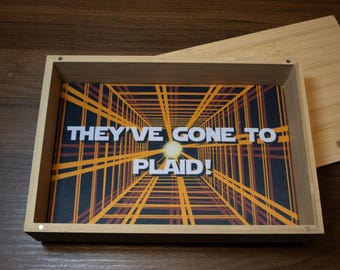 De har gått till rutigt bambutärningsfack med magnetiskt lock