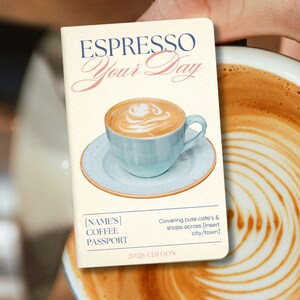 Puede incluir: Un pasaporte de café con el texto "ESPRESSO Your Day" y una ilustración de acuarela de un capuchino en una taza azul. El pasaporte incluye espacio para un nombre y una ciudad.
