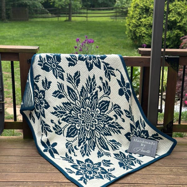 Patrón de manta floral de crochet con mosaico superpuesto de Nordic Bloom