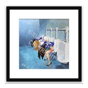 Peut inclure: Une impression d'art représentant une scène humoristique dans des toilettes publiques. L'œuvre d'art montre des personnages en maillots de football américain penchés sur des urinoirs. Le fond est un mur bleu avec des urinoirs blancs et des accessoires chromés. L'impression est encadrée.