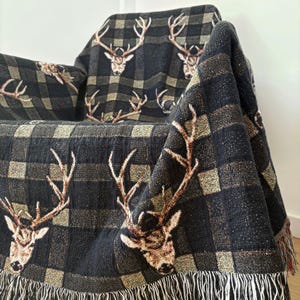 Karierte gewebte Decke Deer Rustikale Cabin Decor Jagdhütte Dekor Decken Outdoorsy Geschenke Waldtier werfen Decke Housewarming Geschenk Bild 1