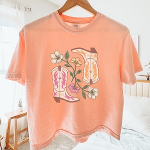 Western Comfort Colors® Cropped Shirt Cowgirl Boots Floral Graphic Tee Boho Western Boxy Crop Summer Boxy Tshirt Western Aesthetic