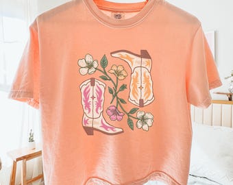 Koszula Western Comfort Colors® Cropped Cowgirl Boots Floral Graphic Tee Boho Western Boxy Crop Summer Boxy Tshirt Western Aesthetic