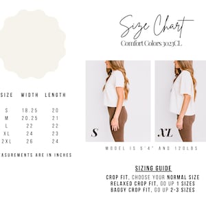 Pu&ograve; includere: Una tabella delle taglie bianca con misure in pollici per le t-shirt Comfort Colors 3023CL. La tabella include taglia, larghezza e lunghezza per le taglie S, M, L, XL e 2XL. Due donne indossano le magliette. La modella &egrave; alta 163 cm e pesa 54 kg.