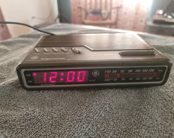 Vintage GE Model 74612B Woodgrain Digital Alarm Clock Radio AM/FM