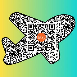 Puede incluir: Código QR en blanco y negro con forma de avión con la palabra "Etsy" en un círculo rojo en el centro.