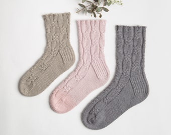 Flowerknot Socks Knitting Pattern