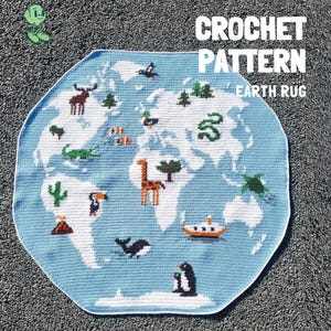 Peut inclure: Un tapis terrestre crocheté avec un fond bleu clair et des continents blancs. Le tapis présente divers animaux et le texte "CROCHET PATTERN EARTH RUG".