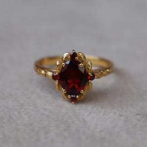 Ring med kvistgranat och peridot i 18 karat guld, ring med blad i 925 sterlingsilver, bohemisk vigselring med flera stenar, naturinspirerad jubileumspresent till henne
