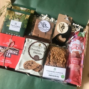 A Little ‘Happy Hiker’ Letterbox Gift Hamper | Tea | Coffee | Biscuits | Treats | For Men | Her | Hiking | Walking | Birthday | Outdoors