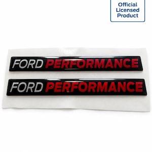 Puede incluir: Dos emblemas adhesivos rectangulares negros con el texto FORD PERFORMANCE en letras plateadas y rojas. El logotipo de Ford y el texto Official Licensed Product son visibles en la esquina superior derecha de la imagen.