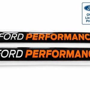 Op de afbeelding: Twee rechthoekige zwarte stickers met de tekst FORD PERFORMANCE in witte en oranje letters. Het Ford-logo en de tekst Official Licensed Product staan in de rechterbovenhoek van de afbeelding en bevestigen de echtheid van het product.